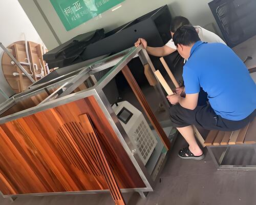 Технические специалисты разрабатывают новую ванну на открытом воздухе Технические специалисты разрабатывают новую ванну на открытом воздухе