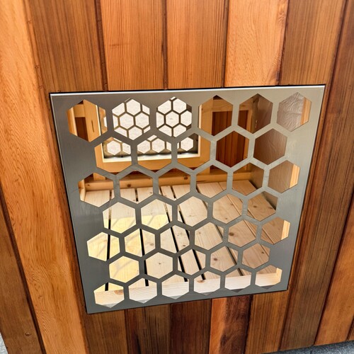 Технические специалисты разрабатывают новую ванну на открытом воздухе Технические специалисты разрабатывают новую ванну на открытом воздухе