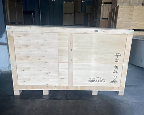 The outdoor bathtubs we produce are packed in wooden boxes, so you can enjoy a comfortable bath out of the box.