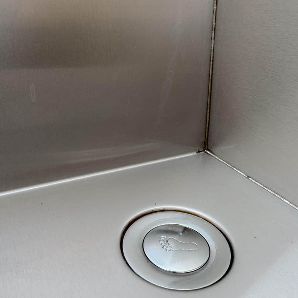 Семейная гидромассажная ванна с холодной водой на открытом воздухе. Семейная гидромассажная ванна с холодной водой на открытом воздухе.