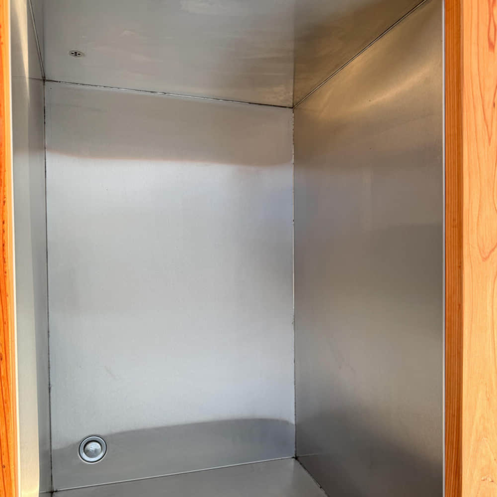 Семейная гидромассажная ванна с холодной водой на открытом воздухе. Семейная гидромассажная ванна с холодной водой на открытом воздухе.