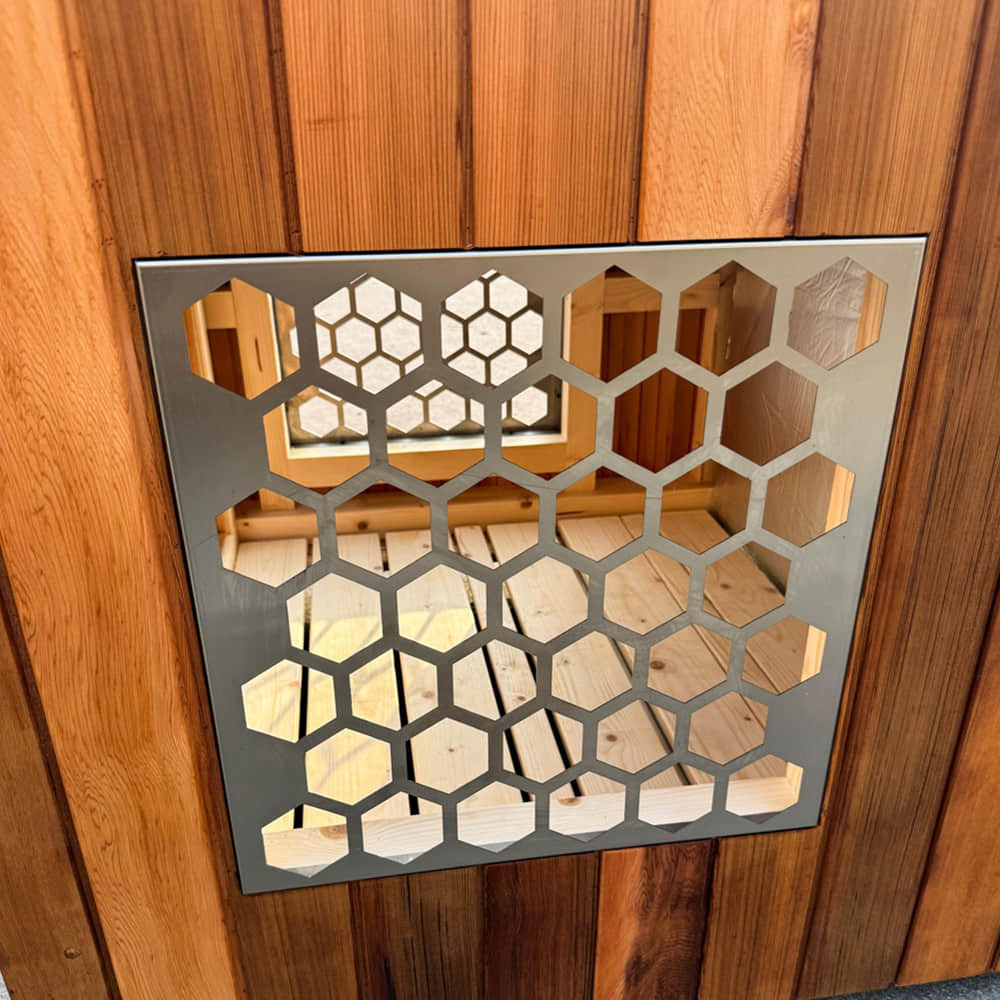 Семейная гидромассажная ванна с холодной водой на открытом воздухе. Семейная гидромассажная ванна с холодной водой на открытом воздухе.