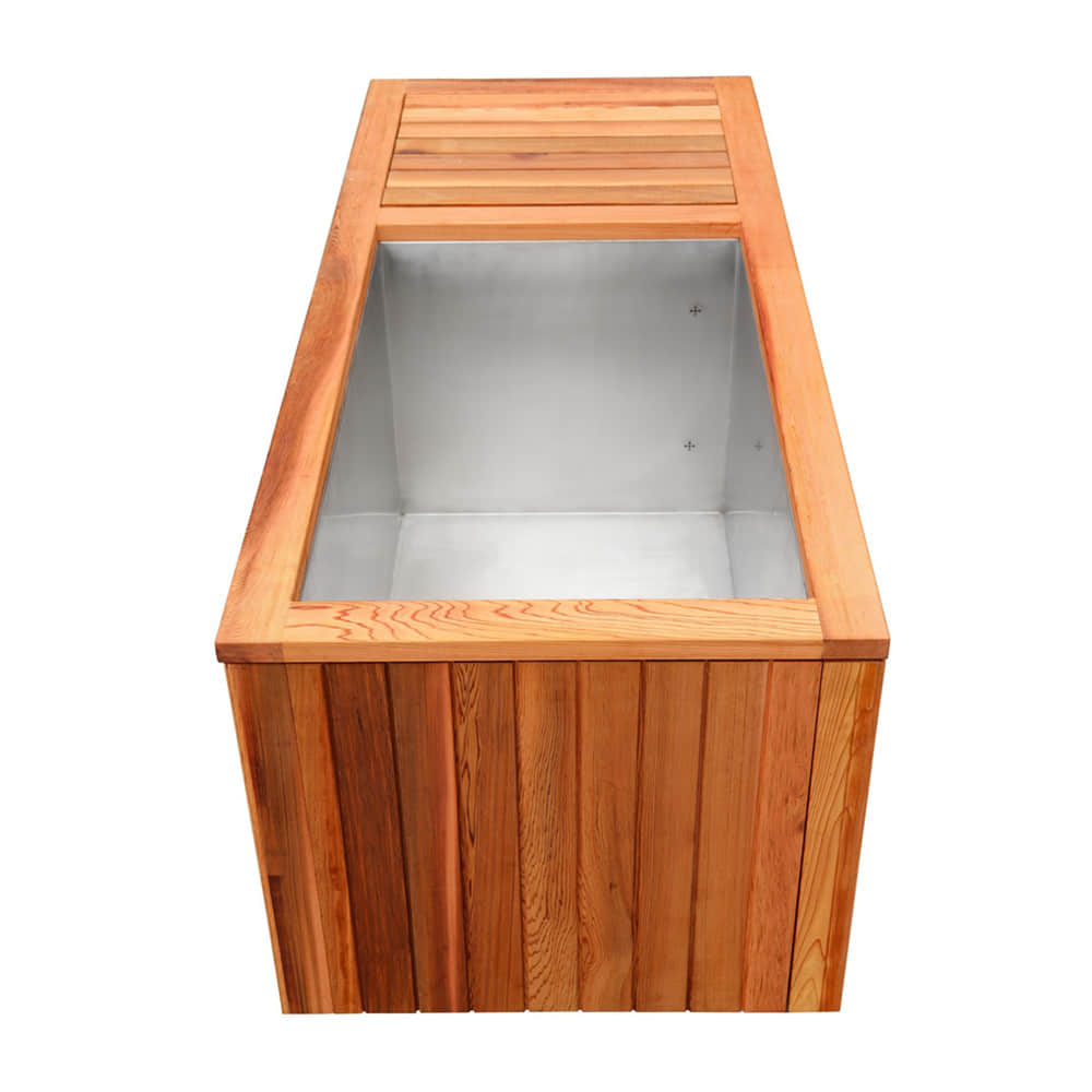 Семейная гидромассажная ванна с холодной водой на открытом воздухе. Семейная гидромассажная ванна с холодной водой на открытом воздухе.