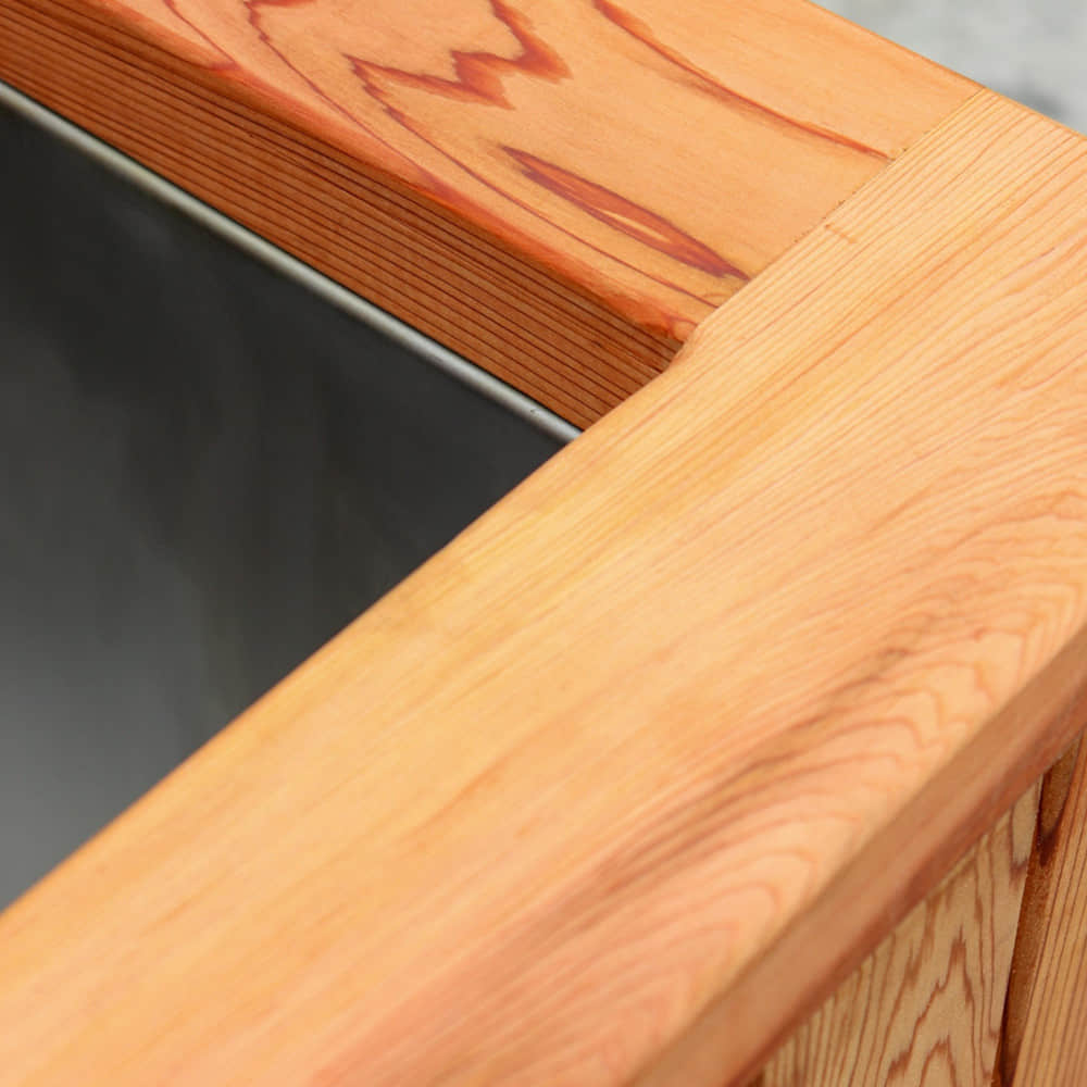 Семейная гидромассажная ванна с холодной водой на открытом воздухе. Семейная гидромассажная ванна с холодной водой на открытом воздухе.