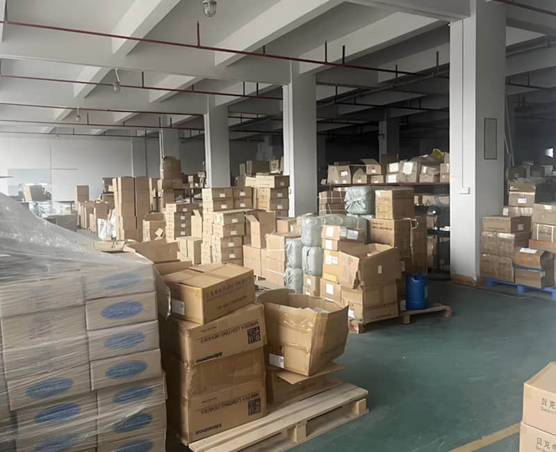 витрина склада аппаратных принадлежностей.