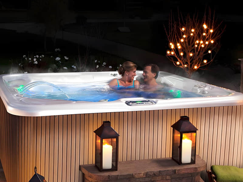 Очарование ванн на открытом воздухе с современным ремонтом