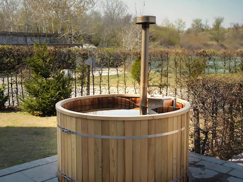 Чудесный эффект от открытого бассейна с джакузи